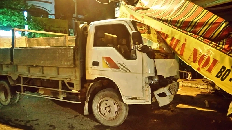 Xe tải mất lái, tông sập một quán phở ảnh 1